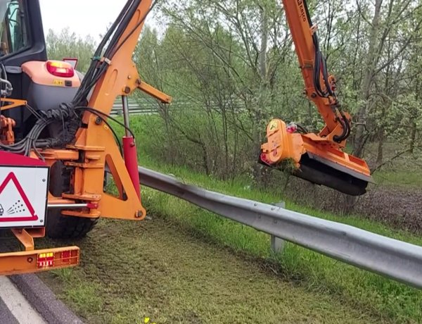 A 4-es számú főútvonalon fűnyírási és fűkaszálási munkálatokat végeznek a Magyar Közút szakemberei