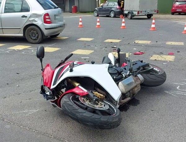 Sóstóhegyen személyautó ütközött egy motorossal