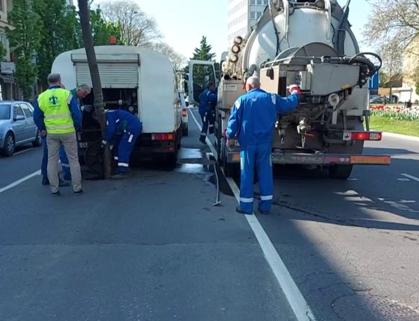 Az Országzászló téren a Nyírségvíz munkatársai csatornatisztítást végeztek