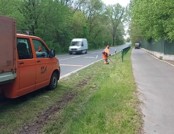 A Magyar Közút Nyíregyházi Üzemigazgatósága a Sóstói és a Kemecsei úton fűkaszálást végez