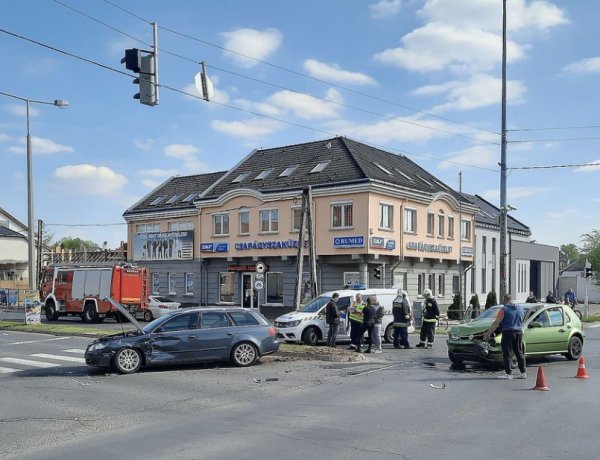Két autó ütközött össze Nyíregyházán