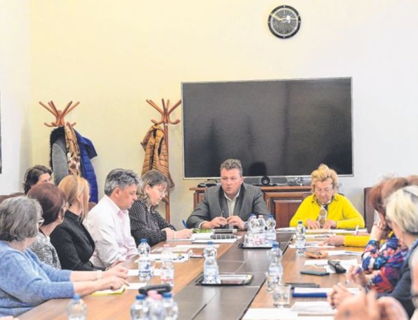 Kedvezmények a gyógyfürdőben, pályázati lehetőségek - Újra ülésezett az Idősügyi Tanács