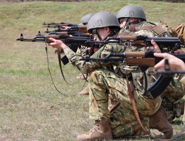 Egyenruhában minden más