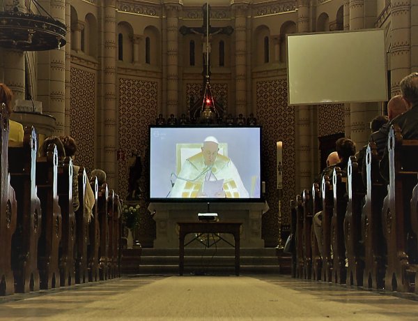 Pápai szentmise – A Magyarok Nagyasszonya-társszékesegyházban is összegyűltek a hívek