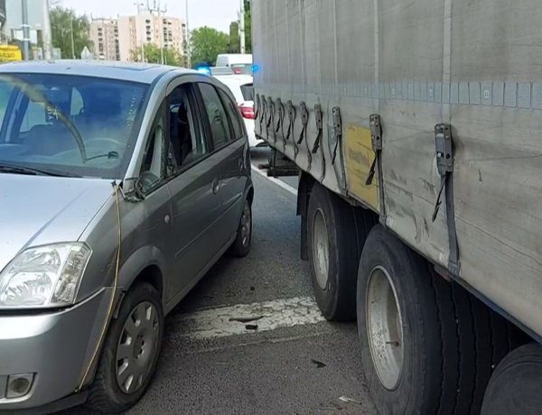 Jelentős anyagi kárral járó baleset történt a László utcánál