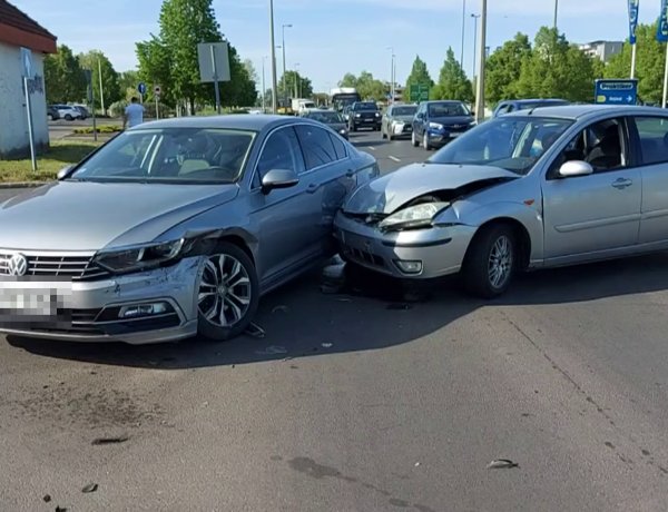 Két személygépkocsi nagy erővel ütközött a Törzs utcán