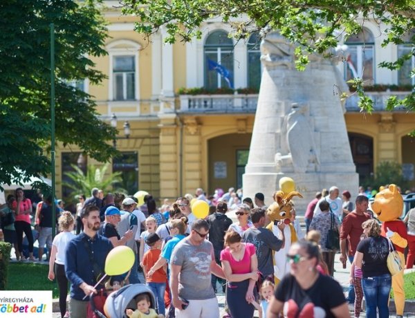 Városi Gyermeknap május utolsó vasárnapján a Kossuth téren