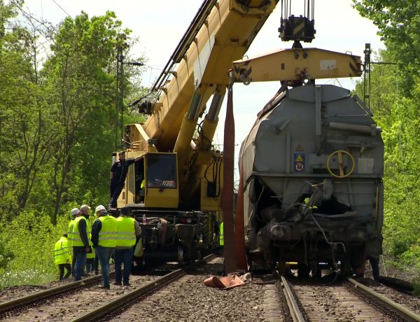 Több százmilliós károk – Tart a műszaki mentés Téglásnál, ahol kisiklott egy tehervonat