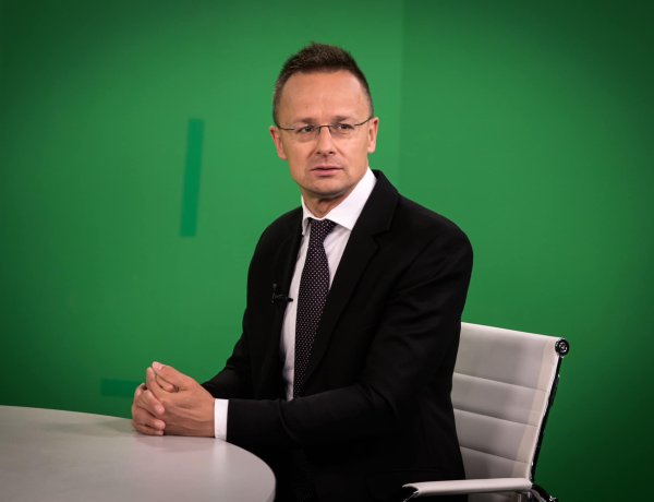 Szijjártó Péter: 400 milliárd forintból Debrecenben építi fel első európai üzemét a kínai Eve Power