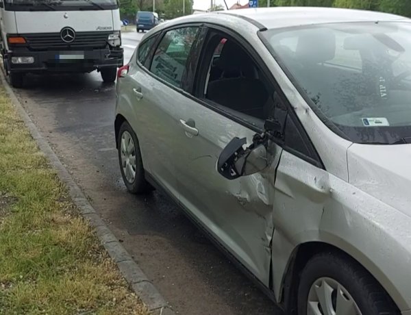 Szerda délelőtt a Kert utcánál egy teherautó és egy személygépkocsi karambolozott