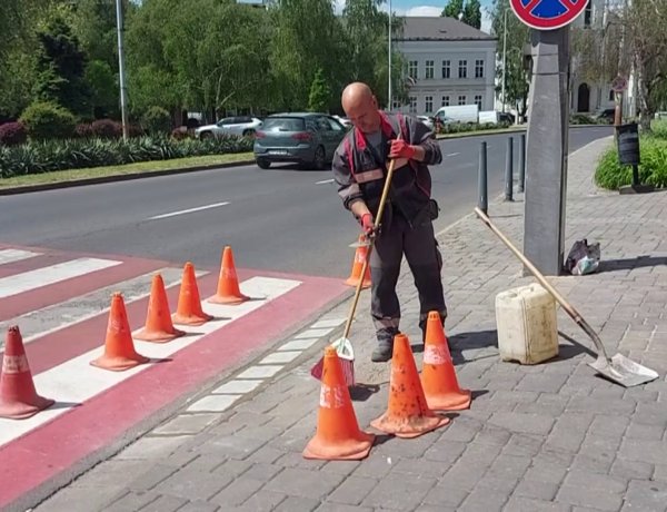 Szegélykövek hibáinak javítását, helyreállítását végzik a NYÍRVV munkatársai szerte a városban