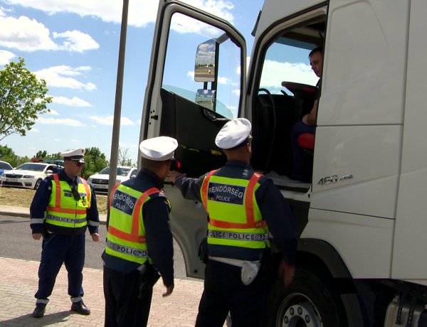 ROADPOL ellenőrzés – Nehéz tehergépkocsikat és autóbuszokat vizsgál a rendőrség
