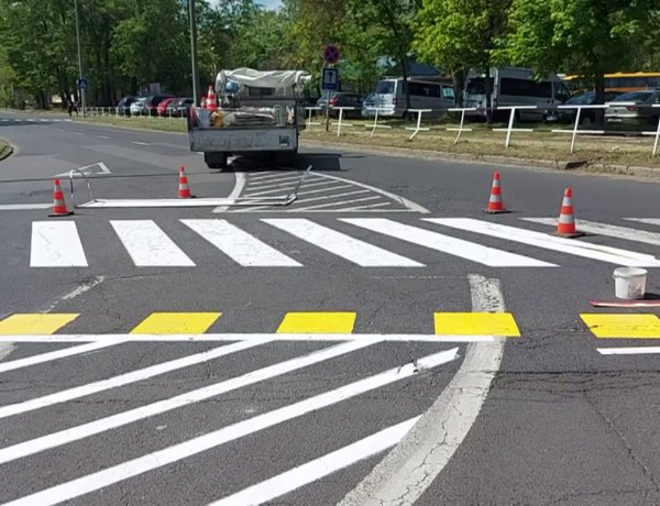 Útburkolati jeleket festettek csütörtökön és pénteken a Krúdy Gyula utcán