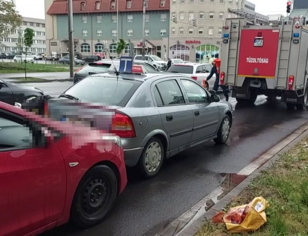 Ráfutásos baleset történt hétfőn reggel a Szegfű utcán