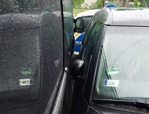 Parkoló autónak ütközött egy személygépkocsi a Törzs utcán