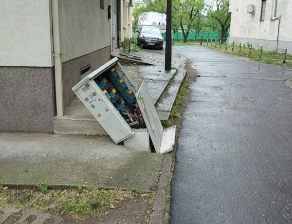 Nagyfeszültségű kapcsolószekrénynek tolatott egy személyautó az Árok és Rákóczi utca kereszteződésében