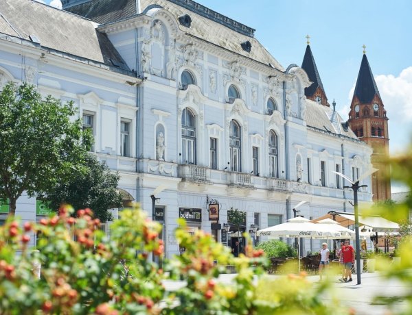 Szerelmetes Éjszaka - Magyaros énekest a Korona Hotelben