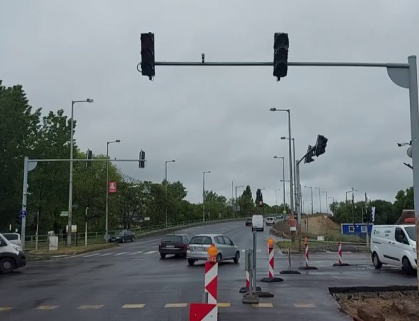 Munkagép okozott kárt a Debreceni út és Váci Mihály utca kereszteződésében található jelzőlámpában