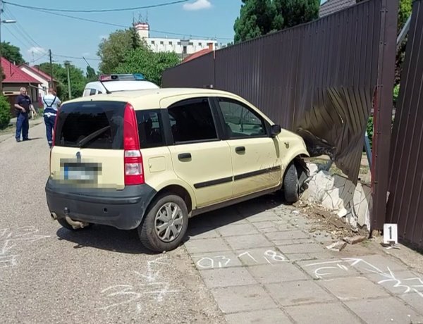 Kanyarodás közben kerítésnek ütközött az Akácfa utcában egy személyautó