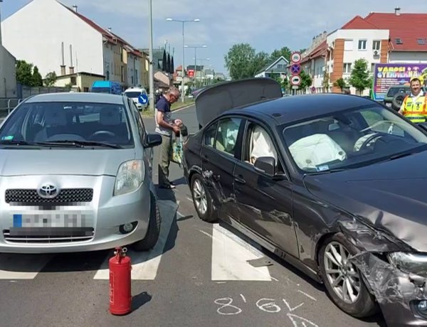 Két személygépkocsi ütközött a Szegfű és István utca csomópontjánál