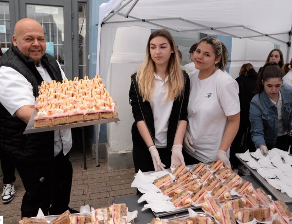 Ön is elkészítené a Város Tortáját? Íme, az almás áfonyás puliszka torta receptje!