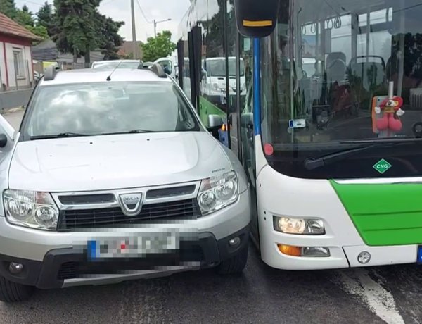 Autóbusznak ütközött egy külföldi rendszámú személyautó