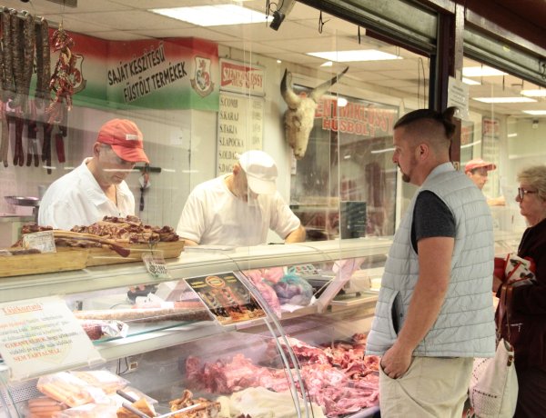 Piac – Kígyózó sorok a húspultoknál a hosszú hétvége előtt