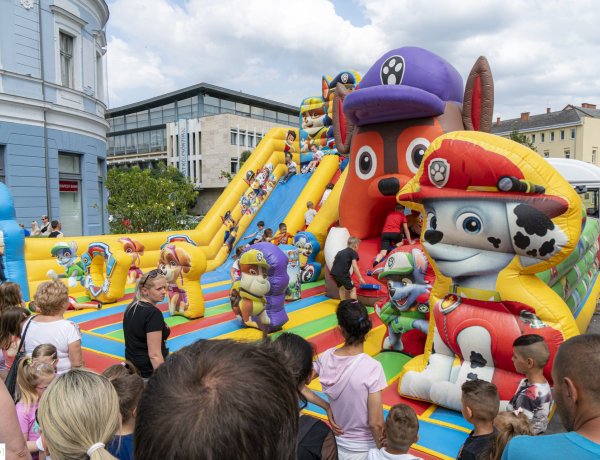 Városi Gyermeknap – Megtelt a Kossuth tér, színes programokkal várták a családokat