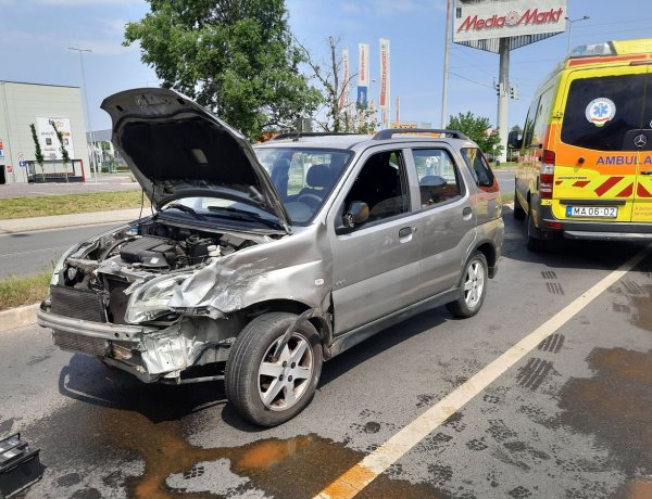 Baleset történt Nyíregyházán - Két személyautó ütközött össze a László utcán