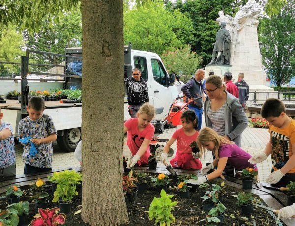 Gyermekekkel közösen a virágos Nyíregyházáért!