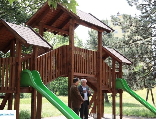 Fejlesztések – Játszóvárakat és filagóriákat adtak át