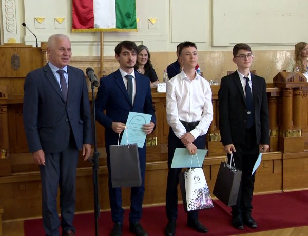 Tehetségek – Diákokat és tanárokat díjaztak