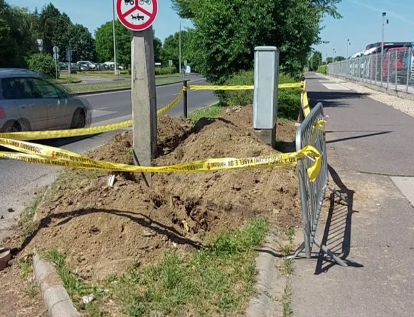 Erősáramú kábel fektetését végzik az Orosi úton