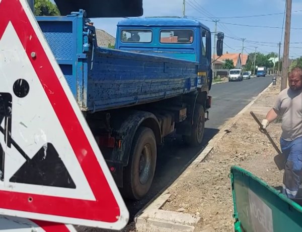 Szerdán megkezdődtek a járdák aszfaltozási munkálatai is a Szélsőbokori útnál 