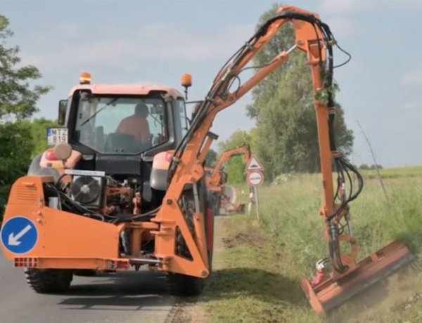 Továbbra is gőzerővel dolgozik az út menti területek kaszálásán a Magyar Közút, fokozott figyelmet kérnek a munkagépek környezetében