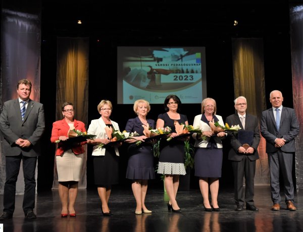 Pedagógusnap – Kiváló tanárokat, tanítókat, óvónőket köszöntöttek a Váci Mihály Kulturális Központban