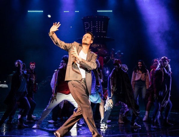 Előadások a színházban és szabadtéren