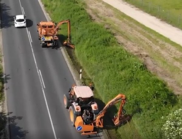 Továbbra is gőzerővel dolgozik az út menti területek kaszálásán a Magyar Közút