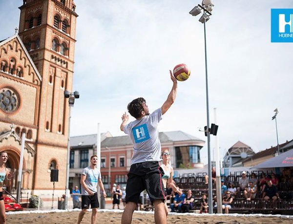Idén is strandröplabda a Kossuth téren! 