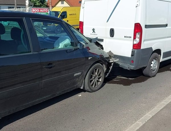 A Kállói úton egy személygépkocsi belerohant egy kisteherautóba