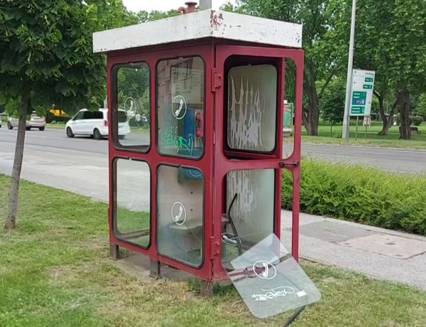 Megrongáltak egy nyilvános telefonfülkét a Pazonyi téren