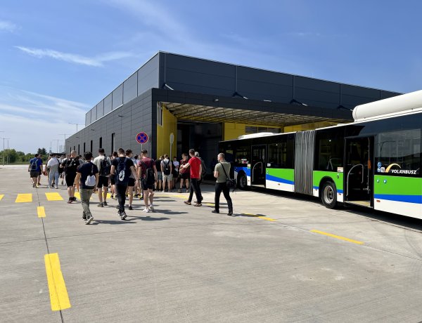 Új autóbusz-telephely Nyíregyházán – Középiskolás diákoknak és a Volánbusz Zrt. dolgozóinak tartottak bemutatót