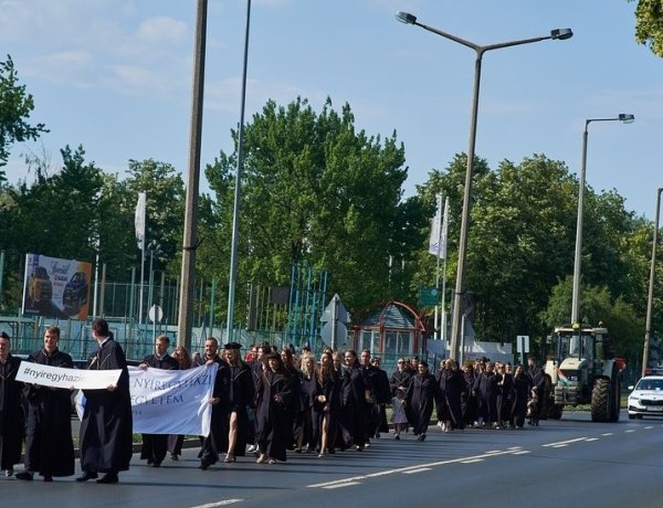 Felvonulnak a városban a végzős egyetemisták