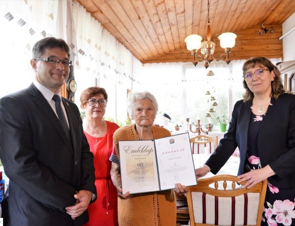 Csobai Józsefnét, városunk szépkorú polgárát 90. születésnapja alkalmából köszöntötték