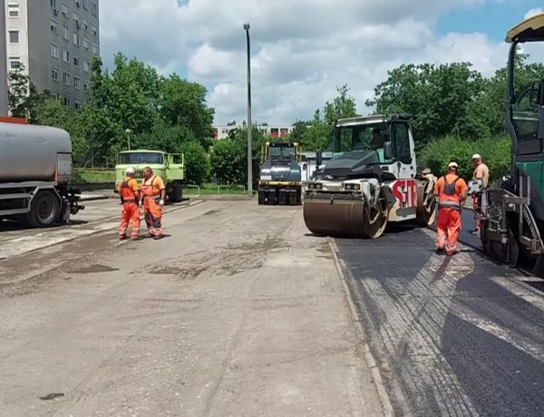 A Jósavárosban, a Május 1. téren jó ütemben haladnak az aszfaltozási munkálatok