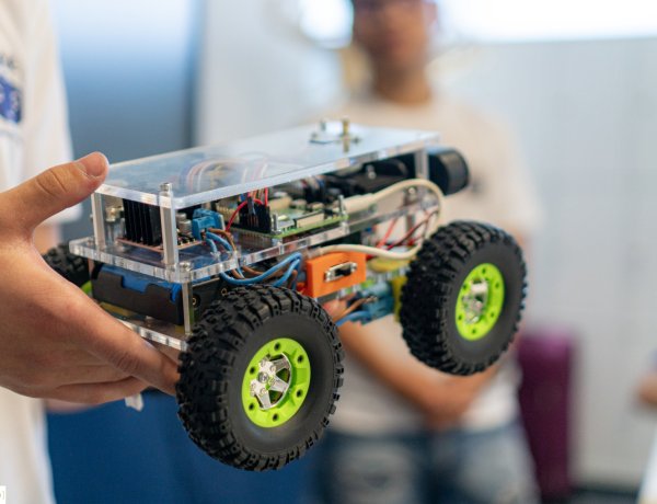 A digitális eszközök birodalmában – Robotokat építenek a Tudásközpont nyári táborban