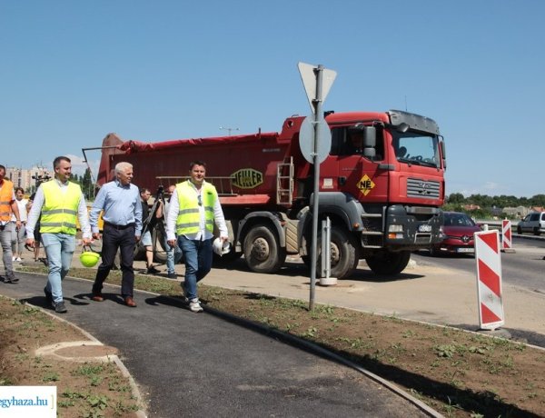 Közlekedésfejlesztés – Helyszíni bejárás a Belső körút és László utca csomópontjánál