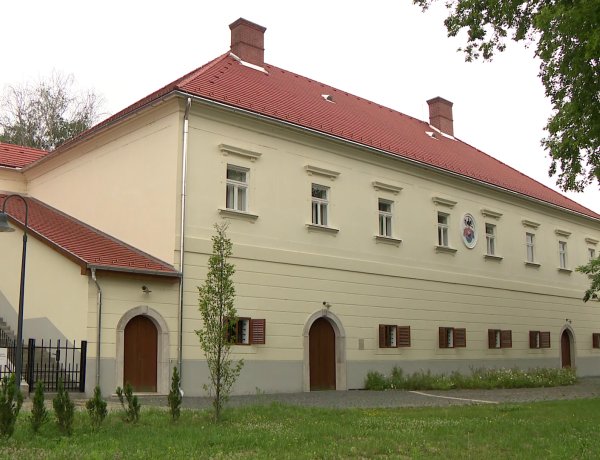 Kiállítás nyílt a tokaji borról – Megújult a tarcali Királyi Koronauradalmi Borház