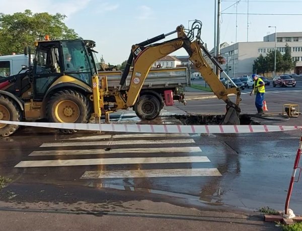 Ömlött  a víz a Szegfű utcán