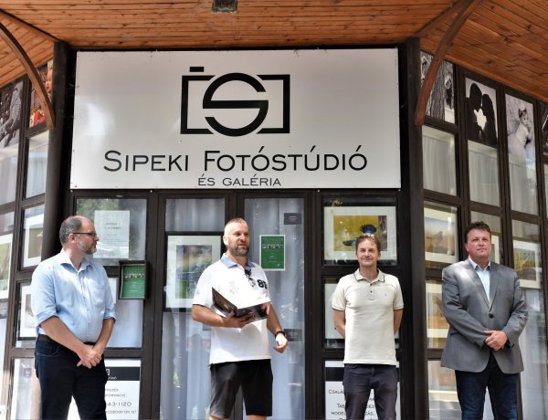 Madárlesen a Jászságban – Fotókiállítás nyílt a Nyírfa téri körgalériában